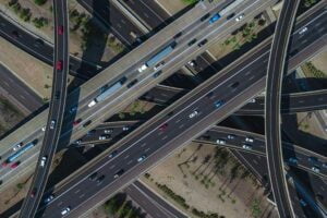 Apa-Perbedaan-Jalan-Raya-dan-Jalan-Tol_DCT