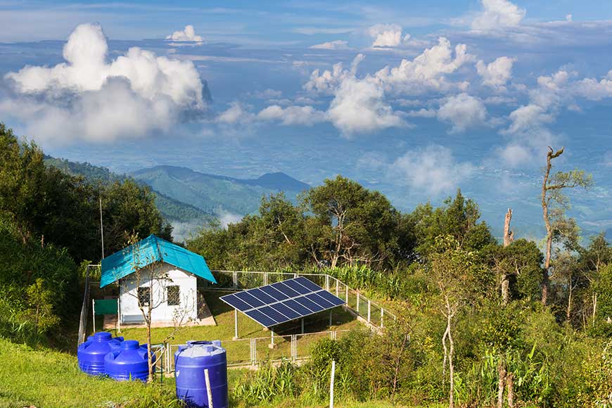 Mengatasi-Tantangan-Pemasangan-Panel-Surya-di-Daerah-Terpencil