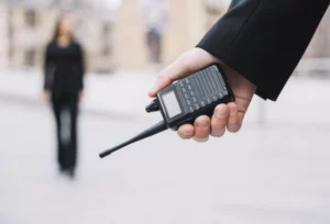 Walkie Talkie: Pengertian, Manfaat, Fungsi, Jenis, dan Cara Kerjanya
