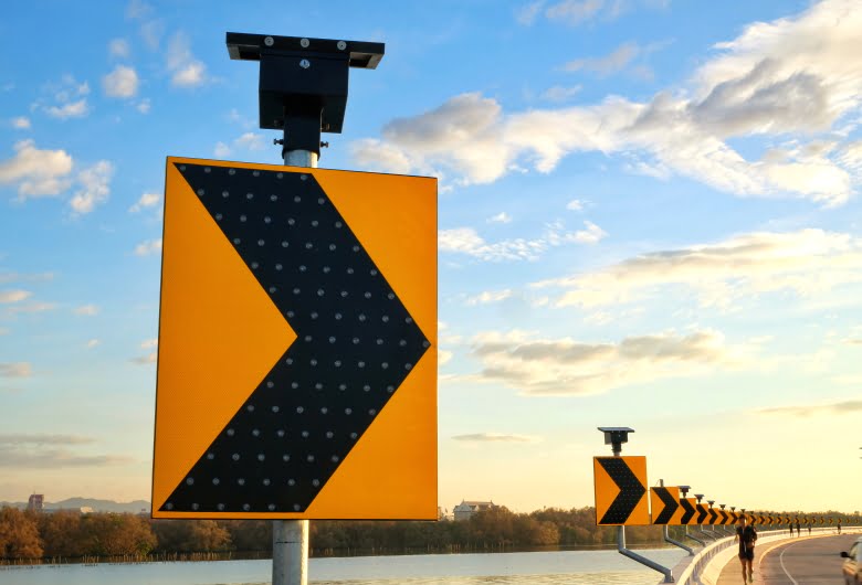 8.-Keunggulan-dan-Fitur-Smart-Traffic-Signs-untuk-Pengendalian-Lalu-Lintas-DCT-1