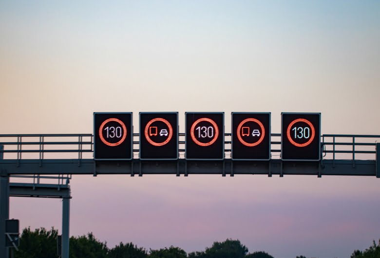 Manfaat-Papan-Informasi-Digital-dalam-Sistem-Pengelolaan-Jalan-Raya-dan-Jalan-Tol-DCT-2