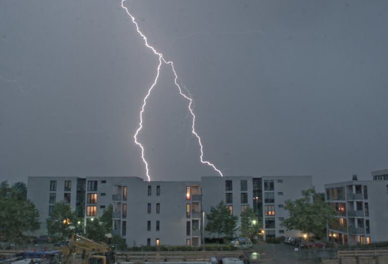 Mengapa-Proteksi-Gedung-dari-Petir-Sangat-Penting-DCT-2