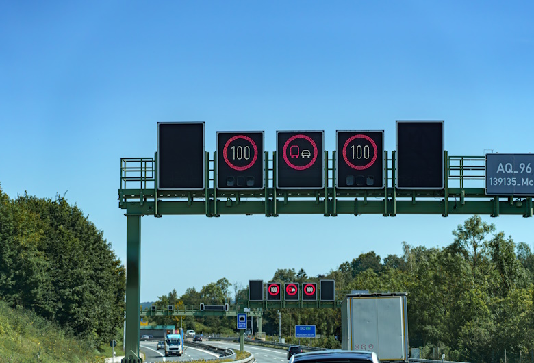 Kelebihan dan Manfaat Sistem Variable Message Sign untuk Jalan Tol