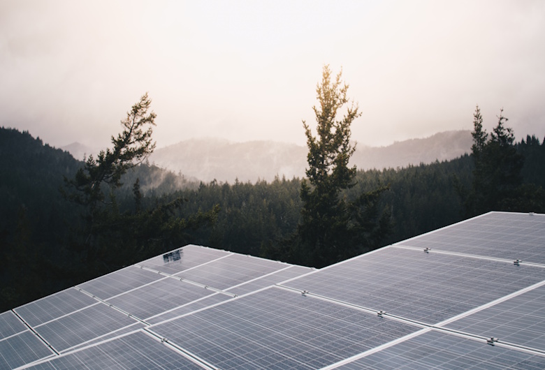 Kelebihan-Panel-Surya-untuk-Efisiensi-Energi-di-Industri-Green-Manufaktur-Dct-2