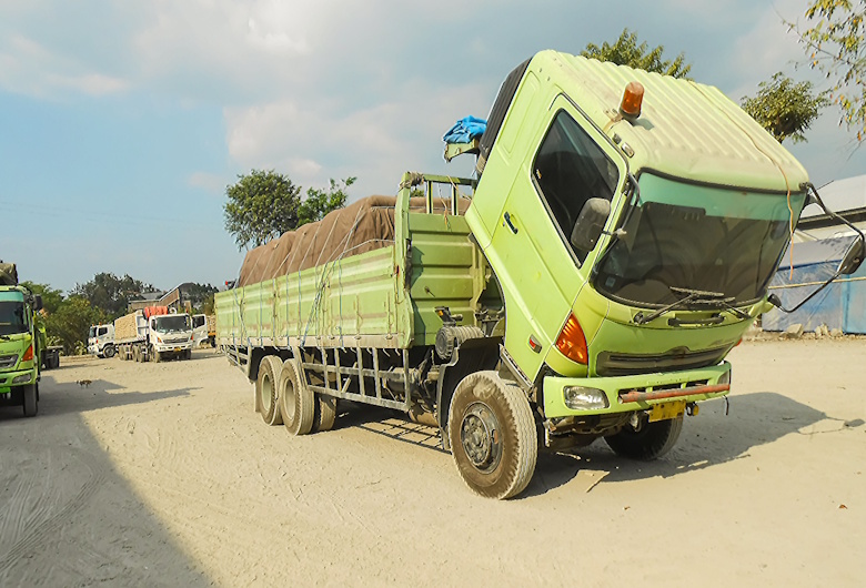 Bahaya Kendaraan Kelebihan Muatan terhadap Keselamatan Jalan Raya